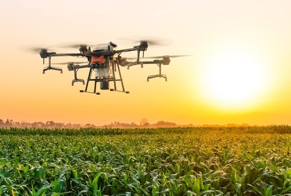 La foto di un drone che vola sopra un capo